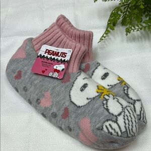 Cozy Peanuts Snoopy Slipper Socks NWT! Shoe size 4-10 non-slip bottom